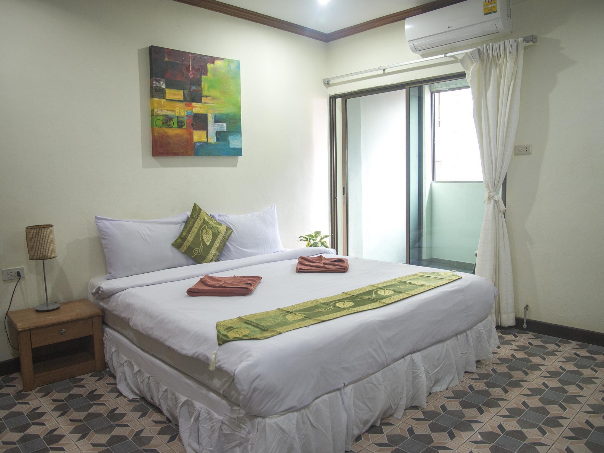 Bodega Patong Phuket Hostel Bagian luar foto